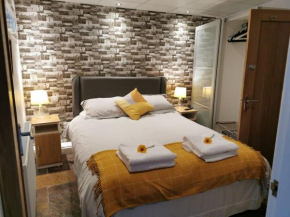 Private garden apartment with secure parking